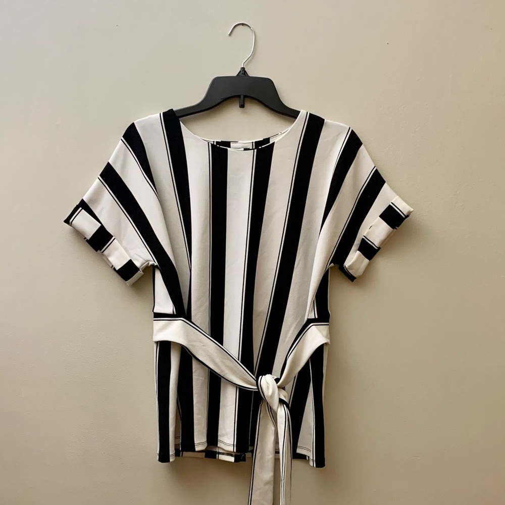 NWT - Worthington women’s classy short sleeve shirt w/ cute waist tie.